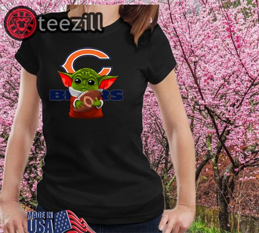 Logo Chicago Bears Hug Baby Yoda Shirt Tshirts