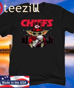 Baby Yoda Hug Chiefs Oficial TShirt