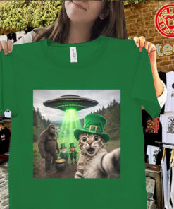 Funny St. Patrick’s Day Cat Selfie Shirt – Leprechaun Bigfoot UFO Meme Tee
