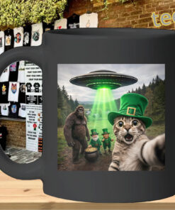 Funny St. Patrick’s Day Cat Selfie Shirt – Leprechaun Bigfoot UFO Meme TeeMug