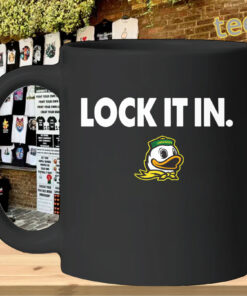 Lock It In Oregon Ducks Shirt – Oregon Ducks Fan Graphic TeeMug