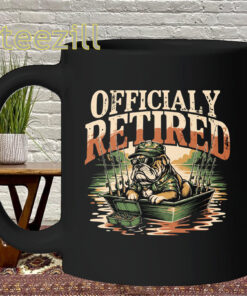 Officially Retired Shirt – Funny Bulldog Fishing Retirement Mug