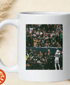 CeeDee Lamb Facing Philly Crowd-mug-design